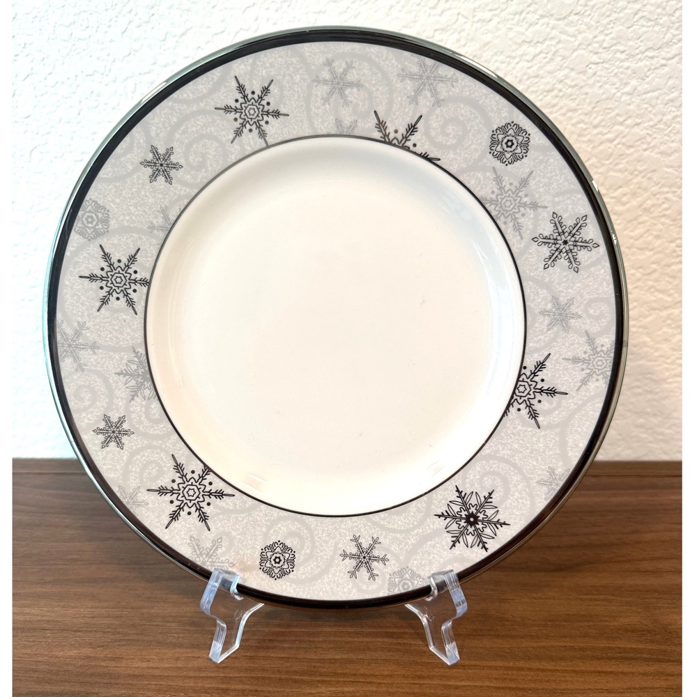 VTG Wedgwood Sterling Holidays Silver Snowflake‎ 9" Luncheon Salad Plate